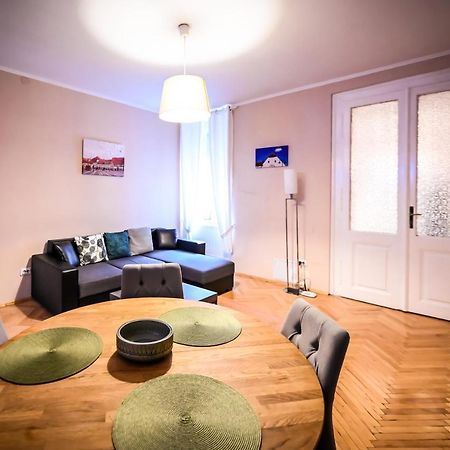 Jules' Sunny, Spacious And Central Apartment Sibiu Exteriör bild