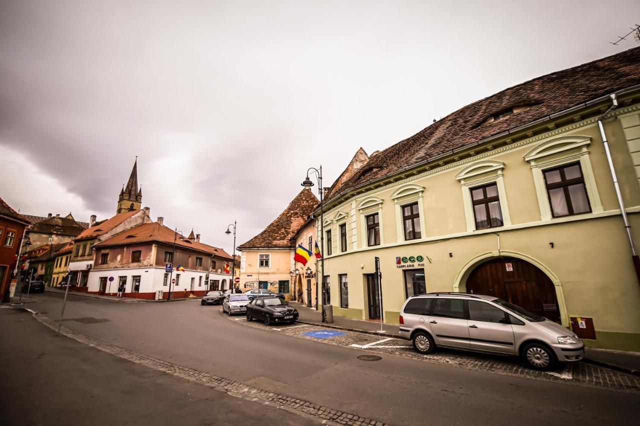 Jules' Sunny, Spacious And Central Apartment Sibiu Exteriör bild