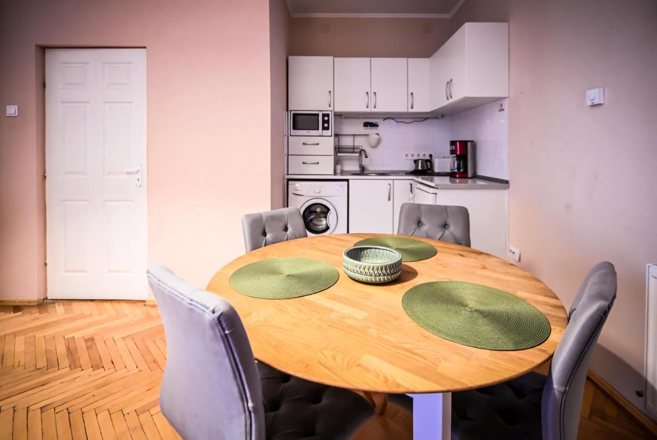 Jules' Sunny, Spacious And Central Apartment Sibiu Exteriör bild